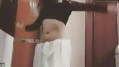 sexy desi babe with tempting naval dancing