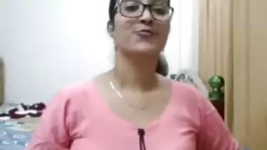 horny paki babe on cam hot tits and ass show