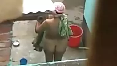 Bootylicious desi aunty takes bath in the village on XXX spy video