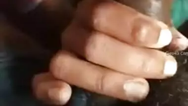 पति के अंडरवियर से लंड निकालकर साउथ इंडियन बीवी ने दिया ब्लोवजोब