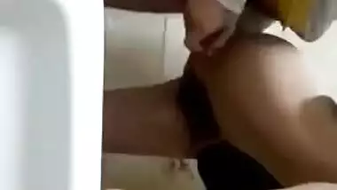 Paki office girl sex with her colleague in the restroom