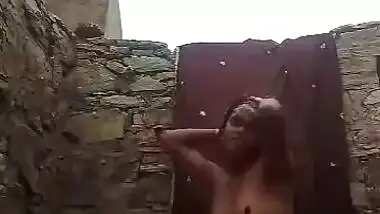 Amazing Indian Village Bhabhi Bathing Video