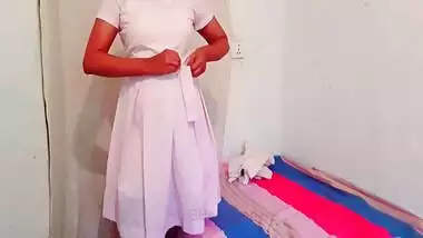 Sri Lankan School Girl කෙල්ල ස්කුල් යන්න ඇදුම් අදින ගමන් පුක පෙන්වනවා