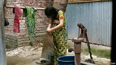 Desi girl bathing and dress changing hidden cam video