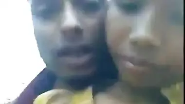जंगल में प्रेमी ने की गर्लफ्रेंड के साथ हॉट फ्रेंच किसिंग, जमके मसलकर चुसे उसके खूबसूरत चुचे
