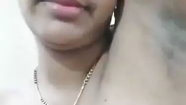 Desi nude Chennai lady presses her naked boobs