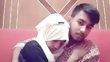 Cute Desi gf Kissing And Smooching(Look At her expressions)