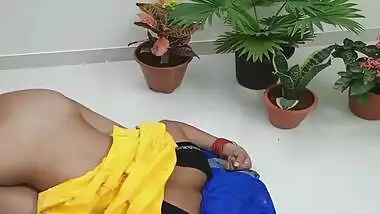 Becahri Bhabhi Flowers Bechne Ai Thi Uncle Ne Zabardasti Ki