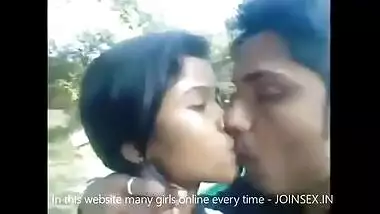 Sexy Bihar School Girl’s Blowjob In Open