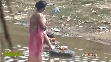 Desi mature aunty bathing in pond secretly recorded