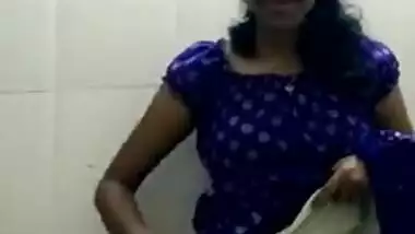 Housewife wants to be a sex Desi model and exposes her XXX buttocks