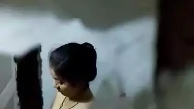 Bhabhi bathing secretly recorded by neighbour