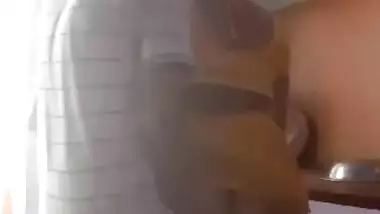 देसी भाभी कि चुदाई रसोई घर में