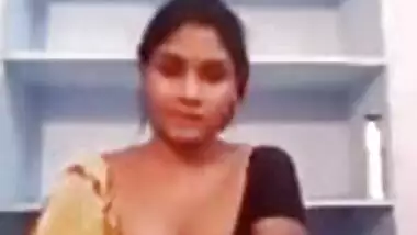 Wide Bhabhi Chuche Dhikhate Huwe