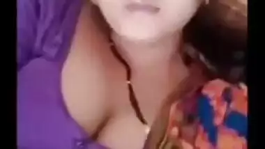 Beautiful Desi bhabhi shows her boobs