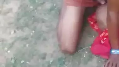 जवान लड़के ने पड़ोसी चाची को चोद दिया खुले में