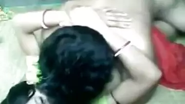 एमेच्योर देसी फर्श पर