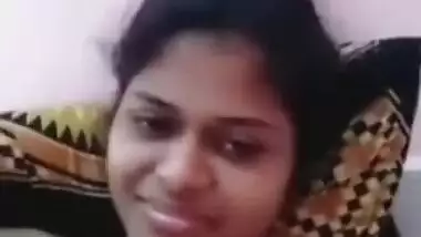 वीडियो कॉल पर बॉयफ्रेंड के साथ नंगे बदन बातें करती गर्लफ्रेंड