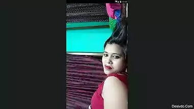 priya hot cleveage in red nighty