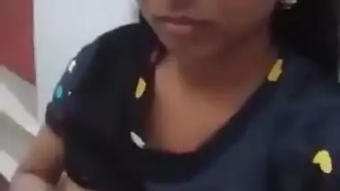 Cute Desi Girl Shows her Boobs