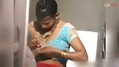 Outdoor bathing sexy Desi aunty beauty rubs her pussy under water