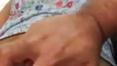 Desi aunty gets her pussy fingered and moans