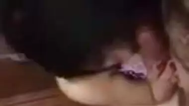 रिच इंडियन लवर्स का किसिंग और ब्लोजॉब वीडियो