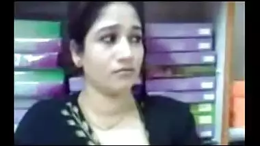 Hyderabad Aunty Has Affair With Her Tailor & Gives Him Blowjob