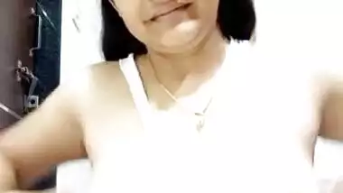 Lovely Indian girl showing boobs MMS video