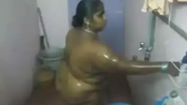 mumbai kaamwali bai taking shower