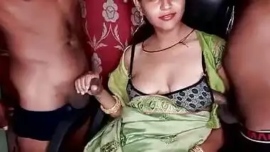 Viral porn Indian slut playing with 2 cocks