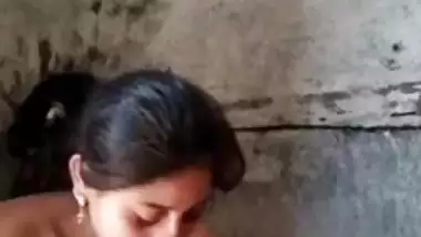 Desi Bhabi make her own bath video