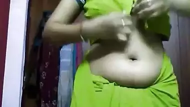 vasavi bhabhi changing blouse