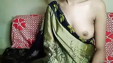 Horny Bhabhi in saree without blouse Exposing Boobs