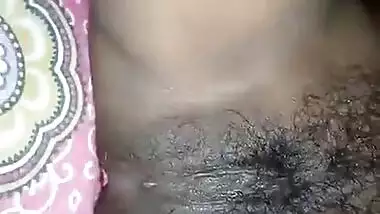 फैले हुए निपल्स चूस के हेरी चूत दिखाई पूजा भाभी ने