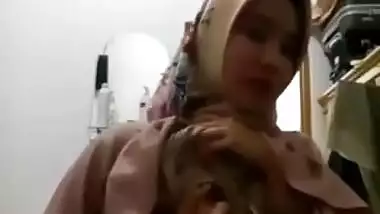 Hijabi Cutie Cutest Boobs show