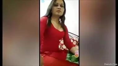 desi aunty clevage show