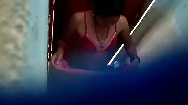 Neighbour bhabhi bathing spying