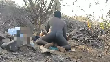काले सांड जैसे रिक्शावाले ने देसी रंडी को चोदा झाड़ियो में