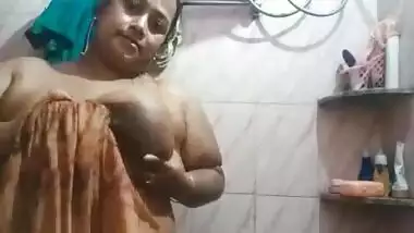 Big-boobied Desi wife takes camera to bathroom to film XXX video