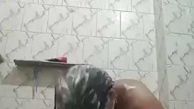 Desi Hot Bhsbhi bathing vdo