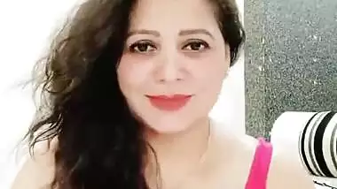 Sapna Sappu Aunty Showing Milky Cleavage & Thunder Thighs