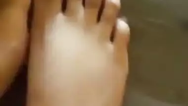 CUM ON MY MOM'S FEET(LOOK AT HER BROWN NAILS)