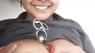 Huge Indian boob show MMS selfie video