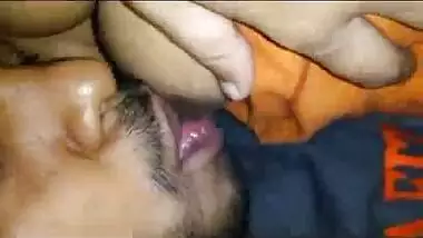भाभी ने पिलाया देवर को अपने चुचों का दूध!