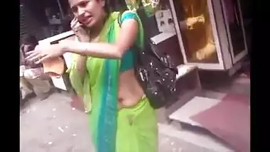 Aunty navel expose in public