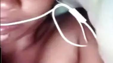 Lankan teen girl shows her boobs