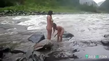Hidden cam voyeur sex clip two sexy desi aunty taking a bath outdoor by the river