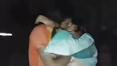 रात में गर्लफ्रेंड के बूब्स दबाने और चूसने के लिए उतारू हुआ लड़का