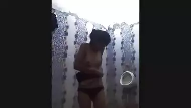 Nice sex video of modest Desi girl who shows XXX assets in bathroom